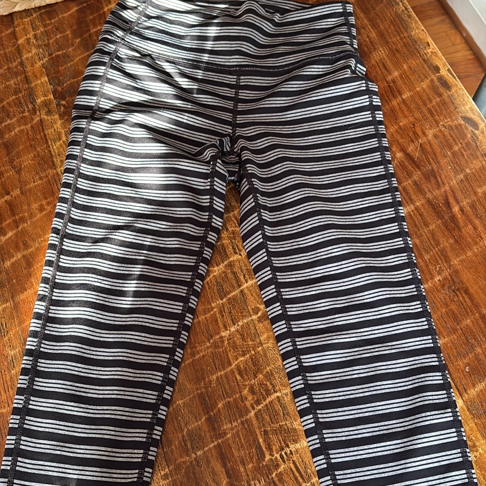 Athleta Women’s size small Black & White Striped Active Leggings - cropped